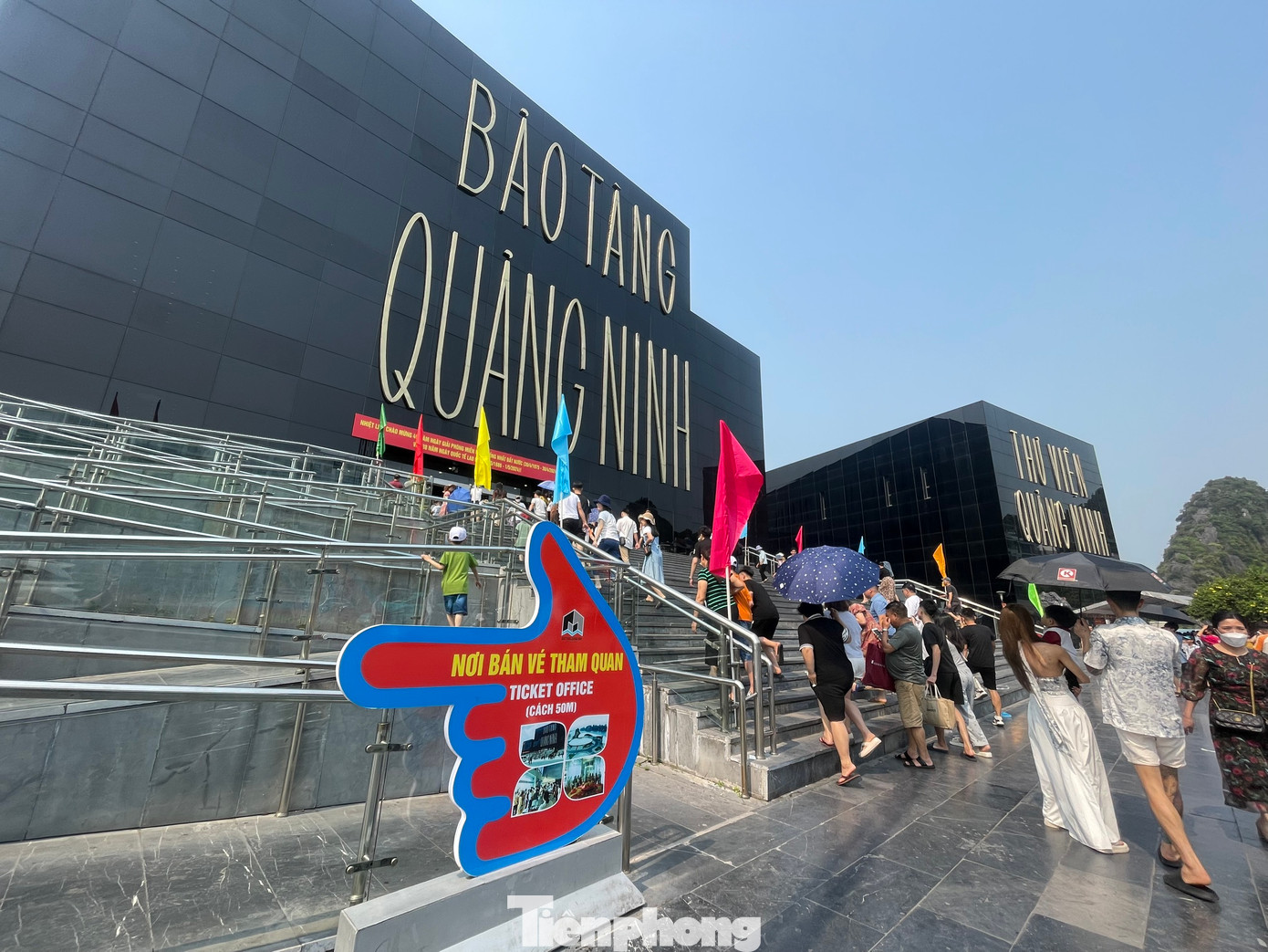 Ngoài Vịnh Hạ Long, các điểm thăm quan khác tại Quảng Ninh như Bảo tàng Quảng Ninh, Thư viện Quảng Ninh cũng trong tình trạng "quá tải". Dòng người nối đuôi xếp hàng mua vé không ngừng tăng.