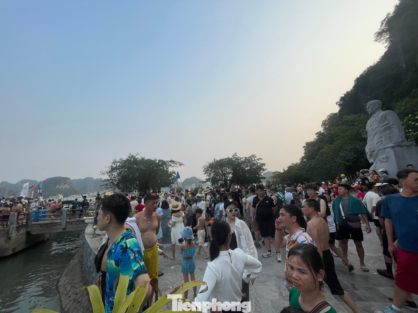 Do nhiều người cùng lựa chọn đến đảo Ti Tốp nên bãi tắm tại đây cũng không tránh khỏi việc "thất thủ".