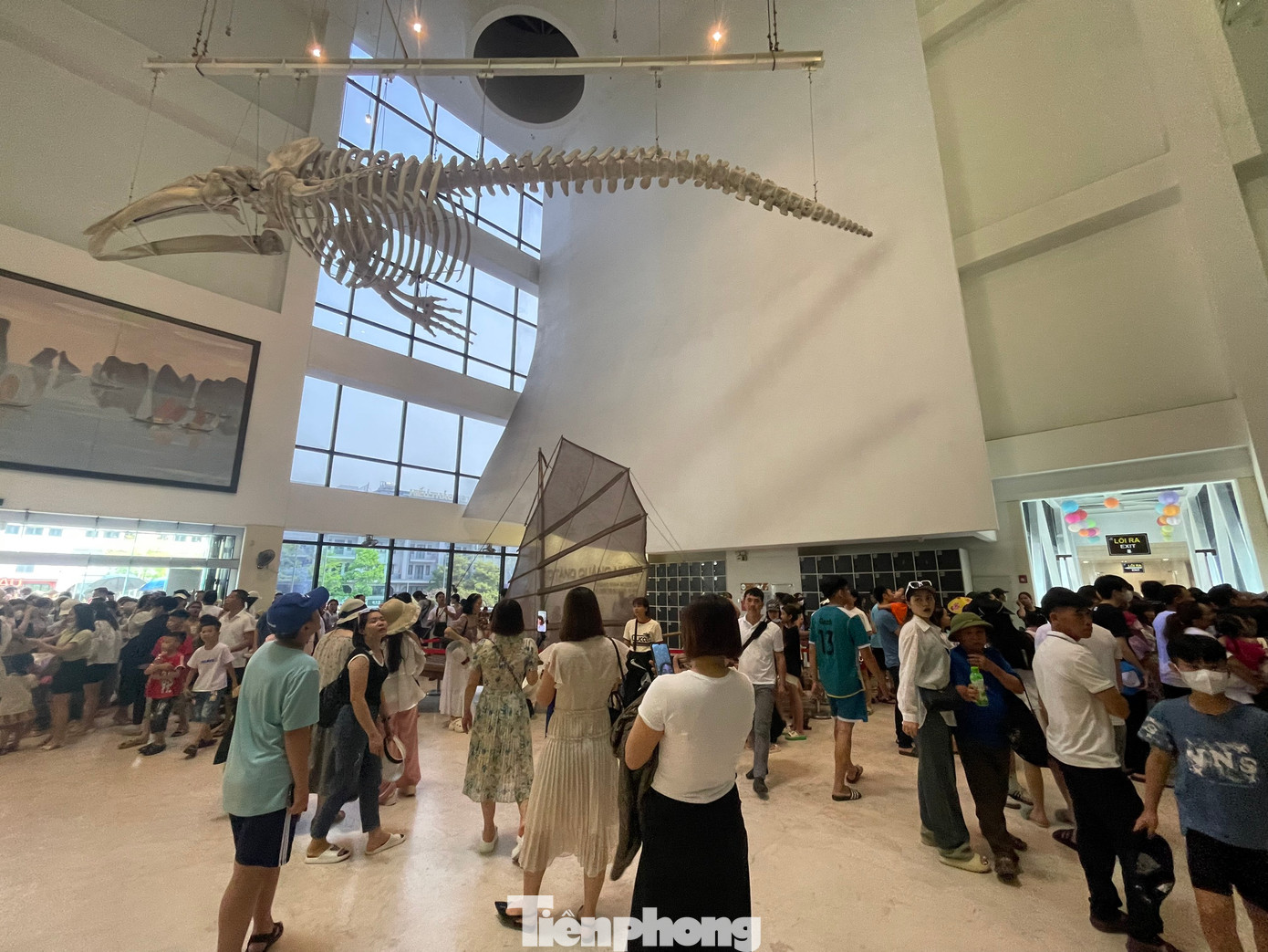 Ngoài Vịnh Hạ Long, các điểm thăm quan khác tại Quảng Ninh như Bảo tàng Quảng Ninh, Thư viện Quảng Ninh cũng trong tình trạng "quá tải". Dòng người nối đuôi xếp hàng mua vé không ngừng tăng.