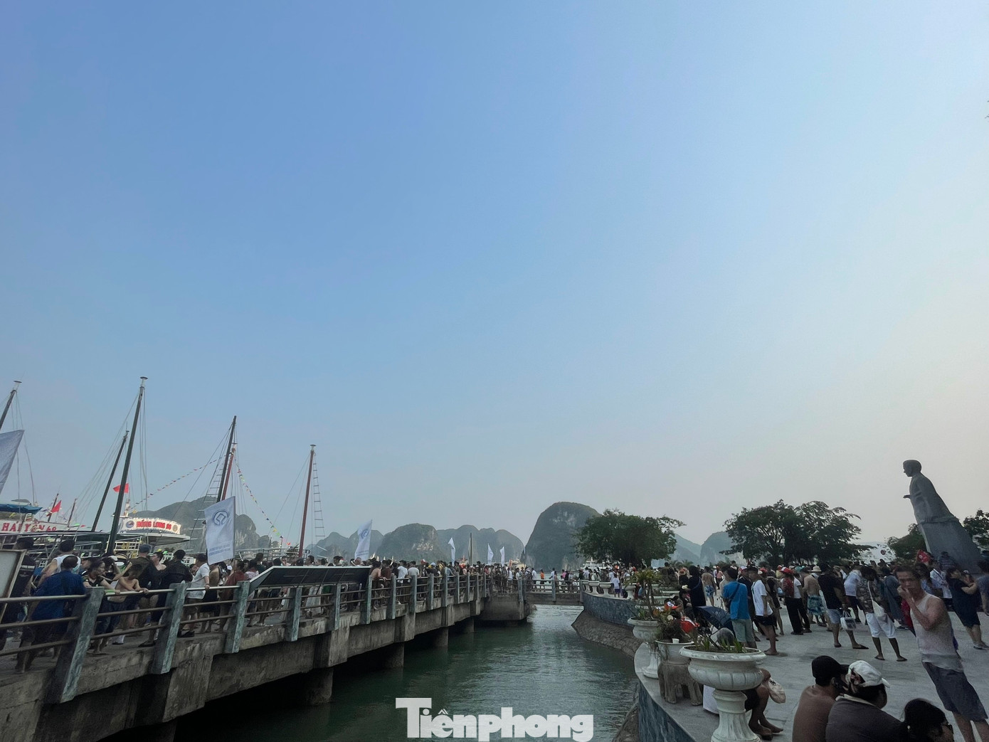 Du lịch tại Hạ Long cao điểm là vào các tháng mùa hè, bắt đầu từ kỳ nghỉ lễ 30/4-1/5 kéo dài đến hết tháng 6, thời điểm này du khách chủ yếu là người trong nước. Còn các tháng mùa thu và xuân, lượng khách chủ yếu là người nước ngoài như Hàn Quốc, Trung Quốc, Anh...