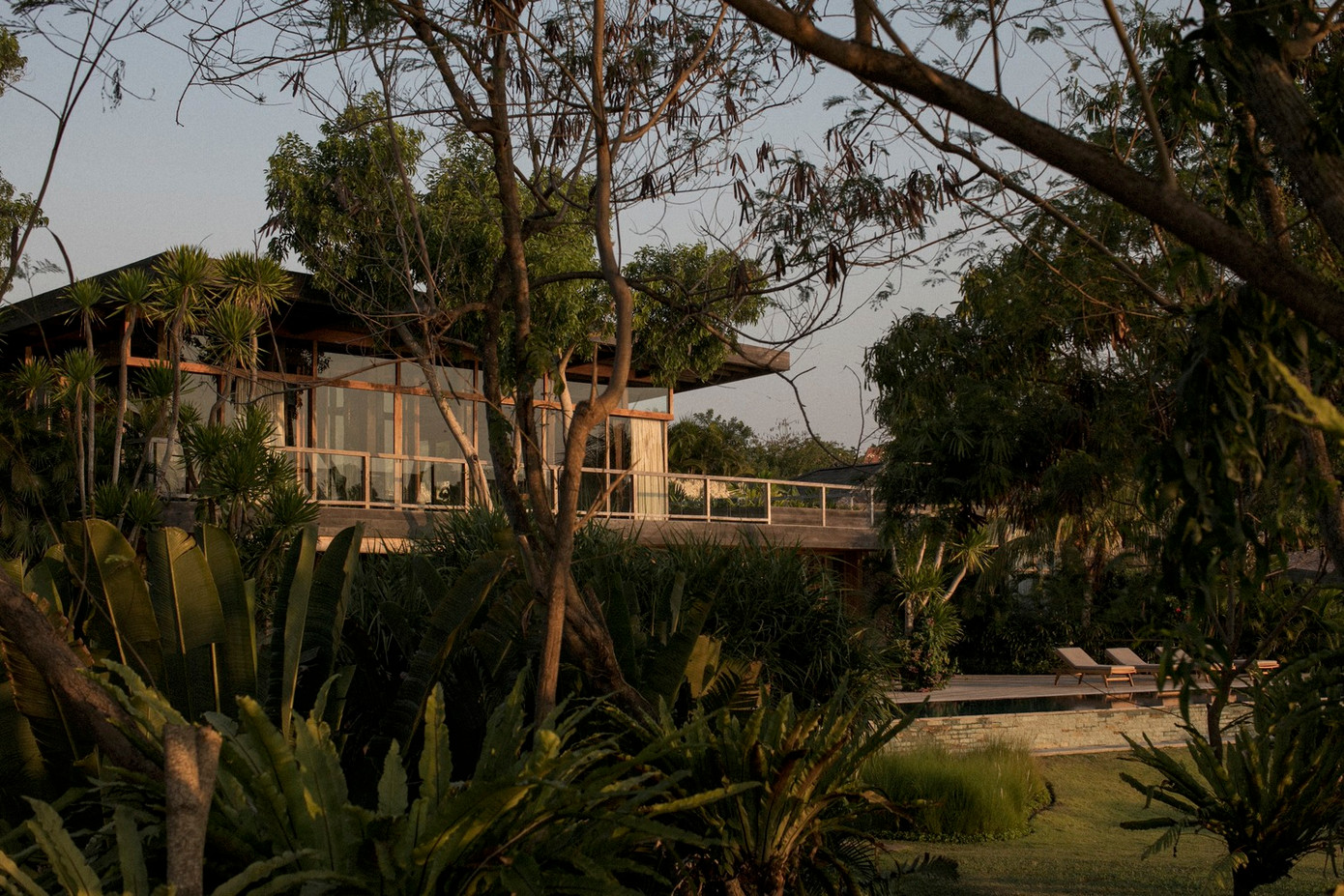 Ngôi nhà hạn chế tiêu tốn điện năng của điều hòa vì có cây cối xanh mát bao quanh. Ngôi nhà hạn chế tiêu tốn điện năng của điều hòa vì có cây cối xanh mát bao quanh.