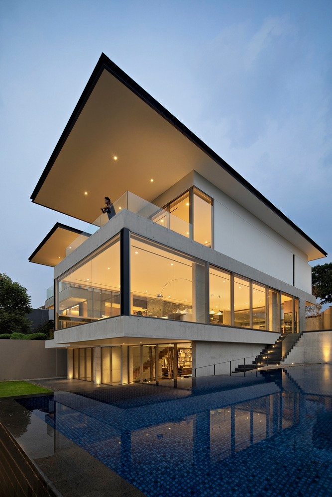 Bên cạnh bể bơi, dưới khu vực sảnh kính, một “lãnh địa bí mật” được thiết kế độc đáo, với lối đi xuống bằng cầu thang ngay sau tiền sảnh. Tương tự với khu vực tầng trên, không gian này cũng tận dụng tối đa vật liệu kính, tạo cảm giác rộng rãi.