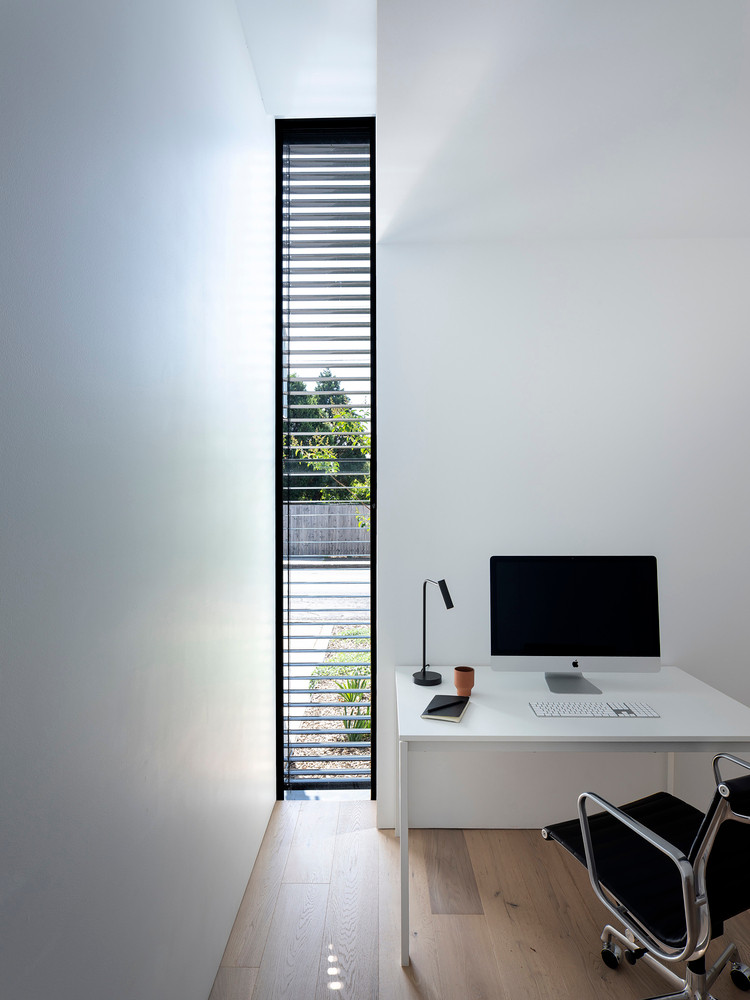 Gia chủ là người yêu thiên nhiên nên khoảng sân và cạnh các cửa lớn, cửa sổ đều có cây xanh. Gia chủ là người yêu thiên nhiên nên khoảng sân và cạnh các cửa lớn, cửa sổ đều có cây xanh.