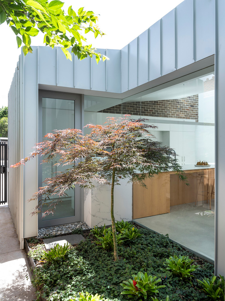 Để cải tạo, kiến trúc sư đã dùng gạch tái chế để xây lại các bức tường cũ nát. Để cải tạo, kiến trúc sư đã dùng gạch tái chế để xây lại các bức tường cũ nát.