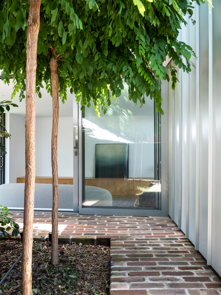 Để cải tạo, kiến trúc sư đã dùng gạch tái chế để xây lại các bức tường cũ nát. Để cải tạo, kiến trúc sư đã dùng gạch tái chế để xây lại các bức tường cũ nát.