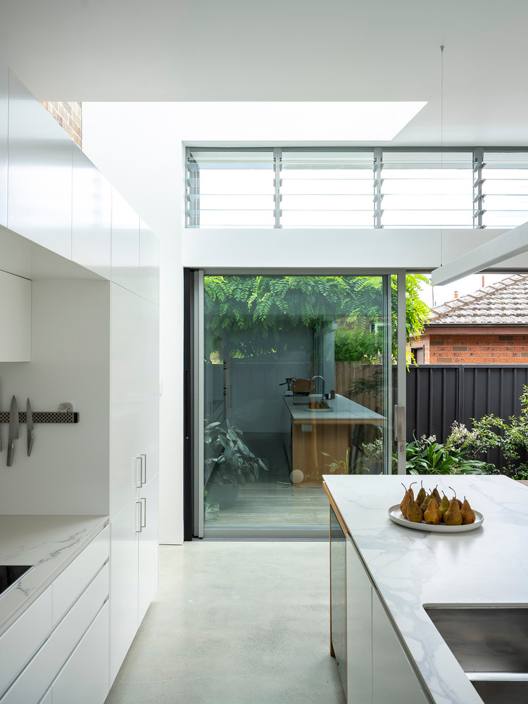 Một giếng trời lớn được bố trí khéo léo ở vị trí giao nhau của các bức tường, để phần kính của nó có vẻ như đang nổi vào bức tường gạch; điều này phá vỡ ranh giới giữa cái cũ và cái mới, thiết lập tầm nhìn ra các bức tường từ không gian bên trong. Một giếng trời lớn được bố trí khéo léo ở vị trí giao nhau của các bức tường, để phần kính của nó có vẻ như đang nổi vào bức tường gạch; điều này phá vỡ ranh giới giữa cái cũ và cái mới, thiết lập tầm nhìn ra các bức tường từ không gian bên trong.