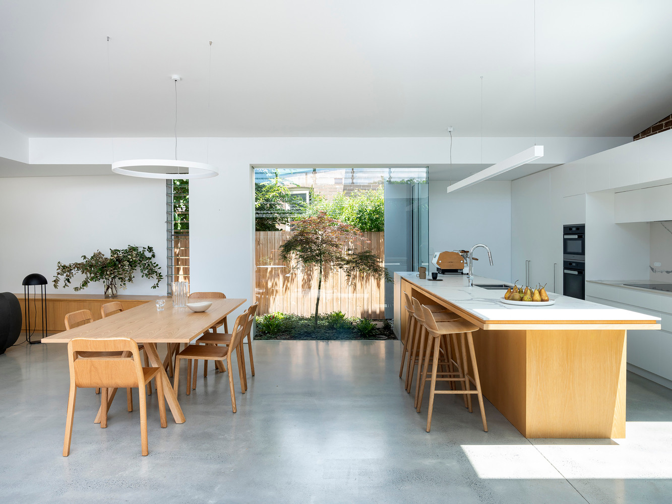 Để tăng thêm sự ấm cúng, kiến trúc sư đề xuất sử dụng đồ nội thất bằng gỗ trong nhà. Để tăng thêm sự ấm cúng, kiến trúc sư đề xuất sử dụng đồ nội thất bằng gỗ trong nhà.