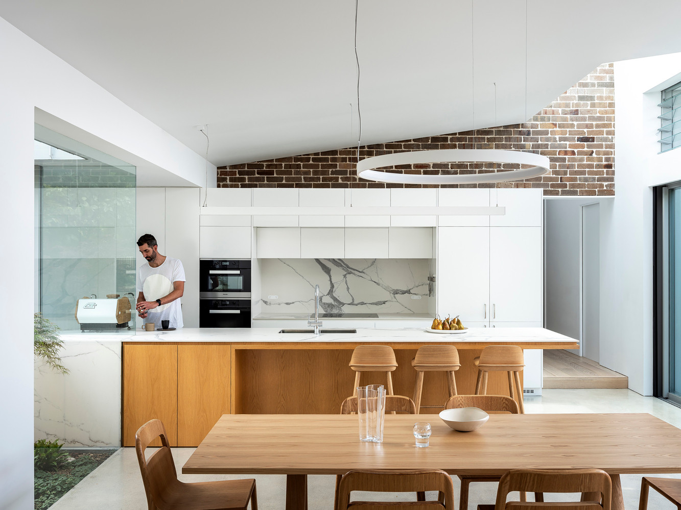 Để tăng thêm sự ấm cúng, kiến trúc sư đề xuất sử dụng đồ nội thất bằng gỗ trong nhà. Để tăng thêm sự ấm cúng, kiến trúc sư đề xuất sử dụng đồ nội thất bằng gỗ trong nhà.