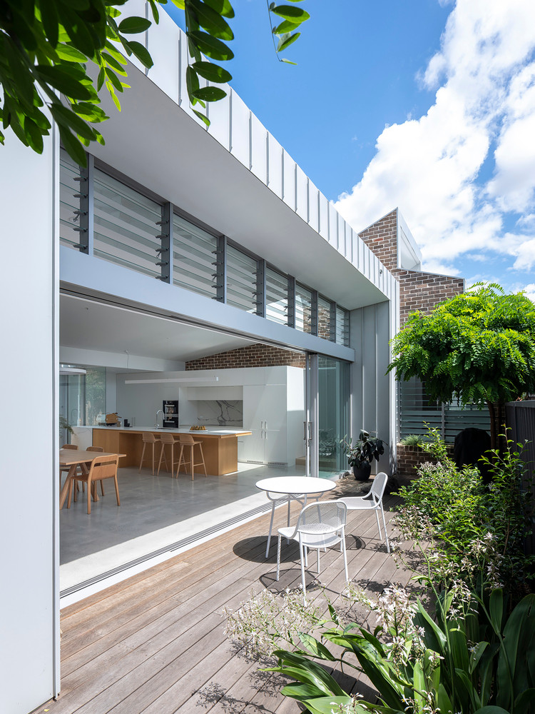 Gia chủ là người yêu thiên nhiên nên khoảng sân và cạnh các cửa lớn, cửa sổ đều có cây xanh. Gia chủ là người yêu thiên nhiên nên khoảng sân và cạnh các cửa lớn, cửa sổ đều có cây xanh.