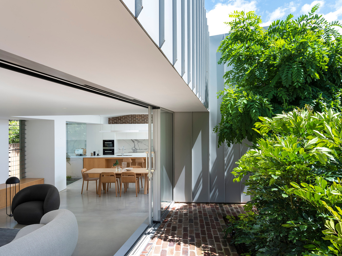 Ngôi nhà sử dụng màu trắng làm tông chủ đạo. Ngôi nhà sử dụng màu trắng làm tông chủ đạo.