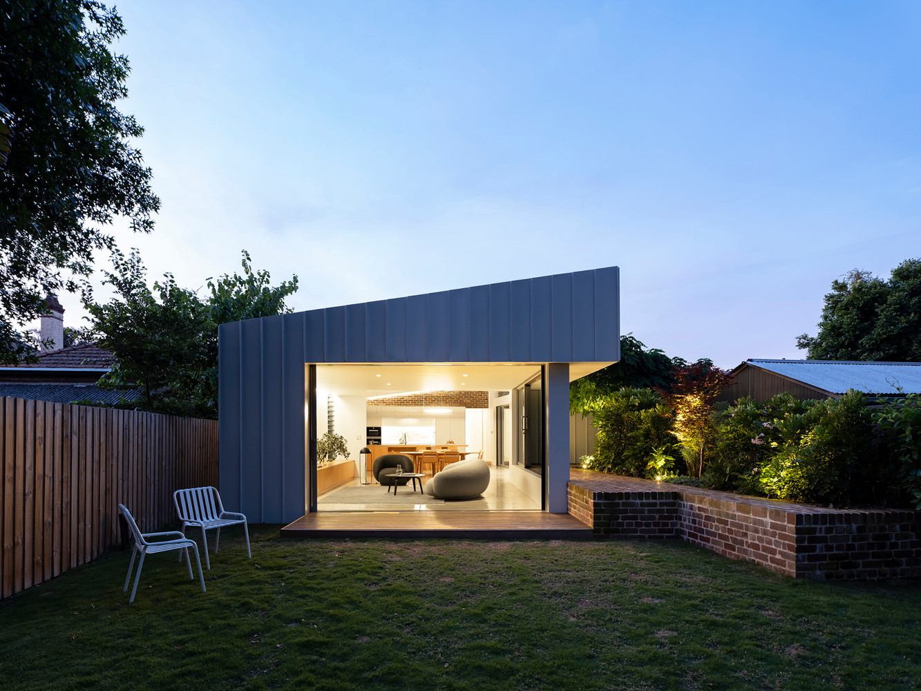 Với cách cải tạo đơn giản, thay đổi màu sắc và nội thất, từ một ngôi nhà đổ nát, công trình đã trở nên ấn tượng, hiện đại và vô cùng tinh tế. Với cách cải tạo đơn giản, thay đổi màu sắc và nội thất, từ một ngôi nhà đổ nát, công trình đã trở nên ấn tượng, hiện đại và vô cùng tinh tế.