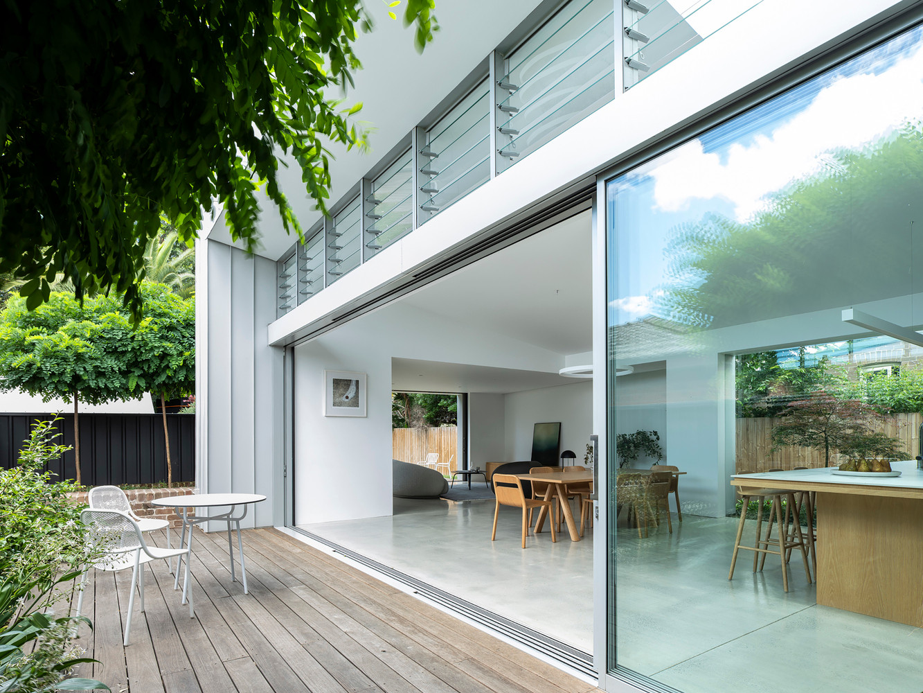 Để tạo độ thoáng cho không gian và cung cấp ánh sáng trong nhà, hệ thống cửa ra vào và cửa sổ được thay hoàn toàn bằng kính trong suốt. Để tạo độ thoáng cho không gian và cung cấp ánh sáng trong nhà, hệ thống cửa ra vào và cửa sổ được thay hoàn toàn bằng kính trong suốt.