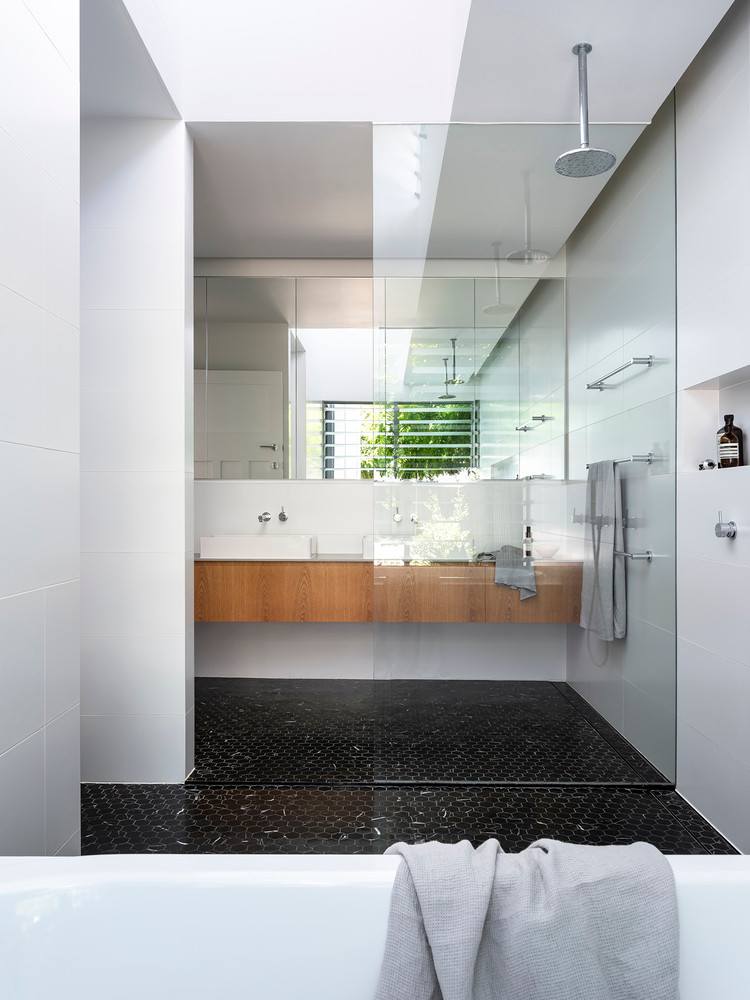 Một giếng trời lớn được bố trí khéo léo ở vị trí giao nhau của các bức tường, để phần kính của nó có vẻ như đang nổi vào bức tường gạch; điều này phá vỡ ranh giới giữa cái cũ và cái mới, thiết lập tầm nhìn ra các bức tường từ không gian bên trong. Một giếng trời lớn được bố trí khéo léo ở vị trí giao nhau của các bức tường, để phần kính của nó có vẻ như đang nổi vào bức tường gạch; điều này phá vỡ ranh giới giữa cái cũ và cái mới, thiết lập tầm nhìn ra các bức tường từ không gian bên trong.