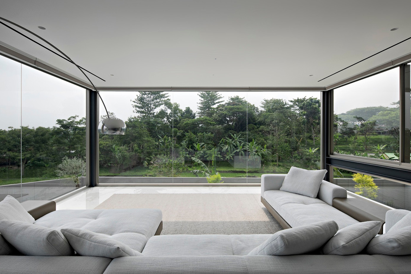 Để đáp ứng yêu cầu của khách hàng về việc tối ưu hoá tầm nhìn, nhóm kiến trúc sư đã khéo léo thiết kế hệ thống cửa sổ khung mỏng, tạo cảm giác hòa quyện hoàn hảo giữa không gian sống và thiên nhiên.