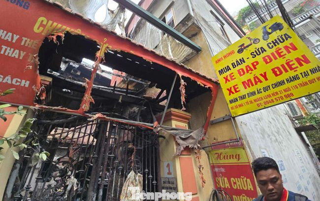 Chi tiết thêm về vụ việc, người dân cho biết căn nhà bị cháy có tầng 1 là kinh doanh sửa chữa xe đạp điện, các tầng khác cho thuê. Ngay khi xảy ra vụ cháy, lực lượng cảnh sát PCCC đã huy động nhiều xe chuyên dụng chữa cháy đến hiện trường.