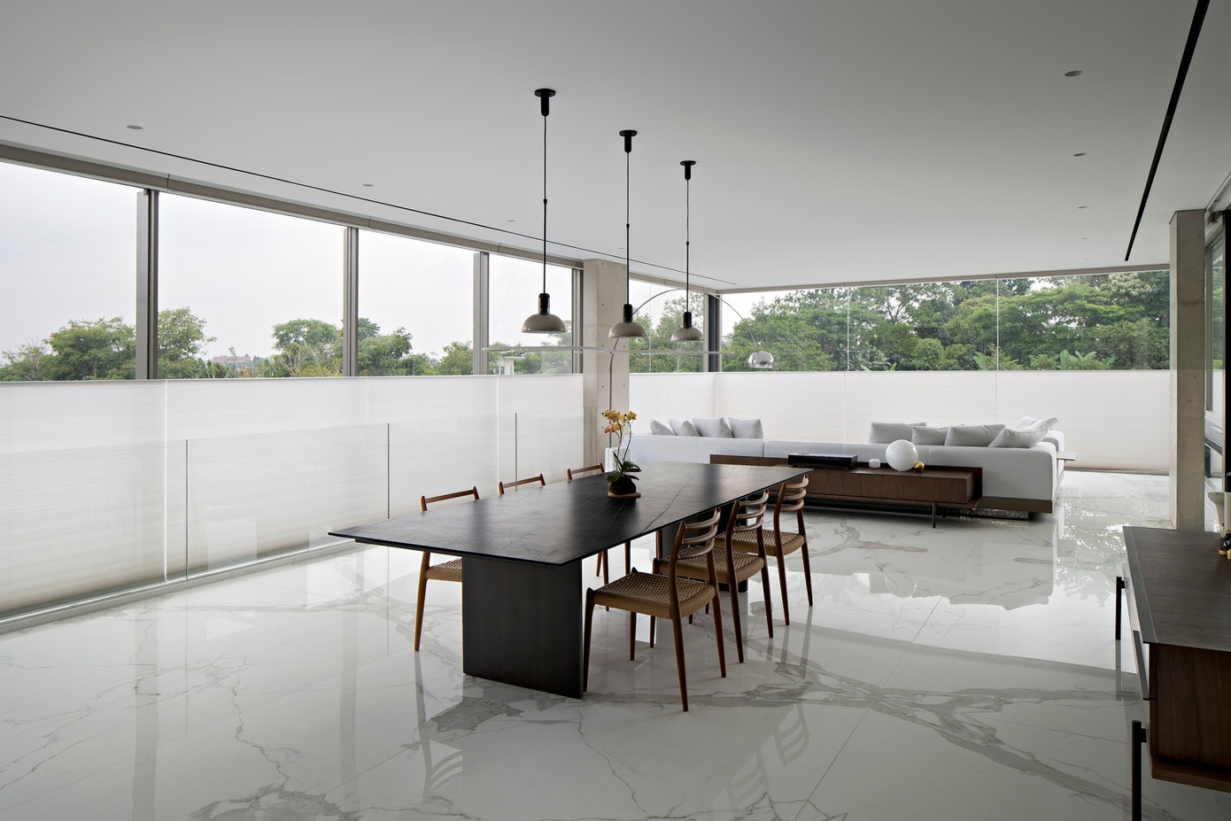 Để hạn chế ánh nắng gay gắt, các kiến trúc sư đã tích hợp một hệ thống rèm tự động có thể điều tiết ánh sáng và đồng thời đảm bảo sự riêng tư cho gia chủ. Bên cạnh đó, hệ thống điều hoà cũng được lắp đặt để duy trì nhiệt độ thoải mái cho ngôi nhà.