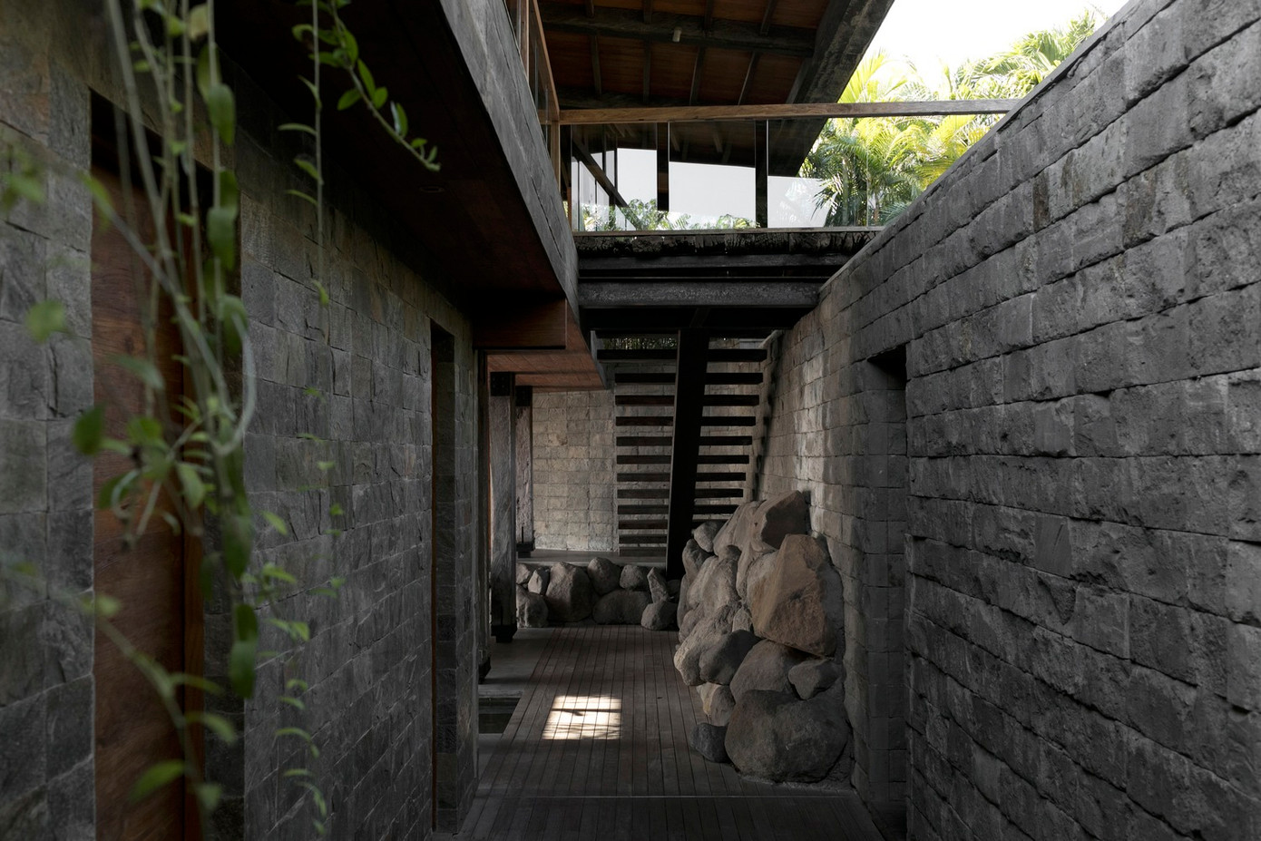 Nhiều người nhận xét, đây là mẫu nhà nghỉ dưỡng lý tưởng, cho các gia đình thích sự yên tĩnh và gần gũi với thiên nhiên. Do đó, sau khi đăng tải, bộ ảnh của ngôi nhà nhanh chóng gây "sốt" trên các diễn đàn về kiến trúc và nhà ở. Nhiều người nhận xét, đây là mẫu nhà nghỉ dưỡng lý tưởng, cho các gia đình thích sự yên tĩnh và gần gũi với thiên nhiên. Do đó, sau khi đăng tải, bộ ảnh của ngôi nhà nhanh chóng gây "sốt" trên các diễn đàn về kiến trúc và nhà ở.