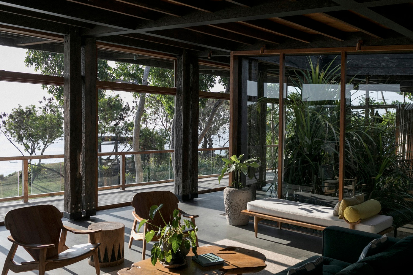 Ngôi nhà hạn chế tiêu tốn điện năng của điều hòa vì có cây cối xanh mát bao quanh. Ngôi nhà hạn chế tiêu tốn điện năng của điều hòa vì có cây cối xanh mát bao quanh.