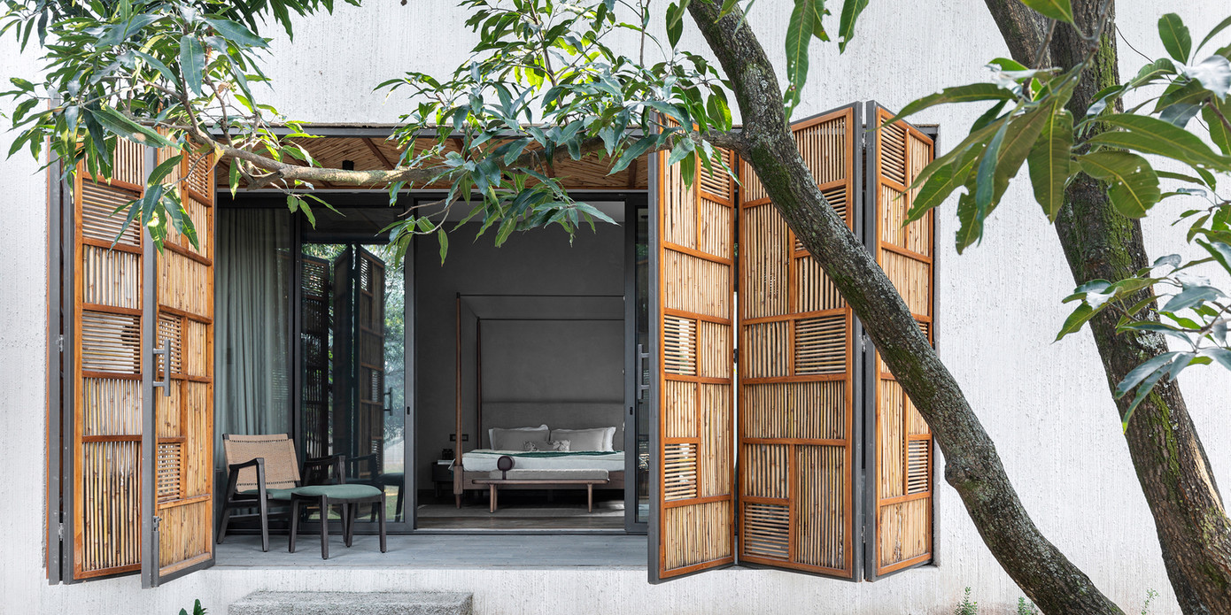 Để đáp ứng mong muốn của gia chủ, kiến trúc sư kết hợp các cửa sổ mở rộng, trượt và gập, làm mềm mại các ranh giới kiến trúc một cách âm thầm và liền mạch.