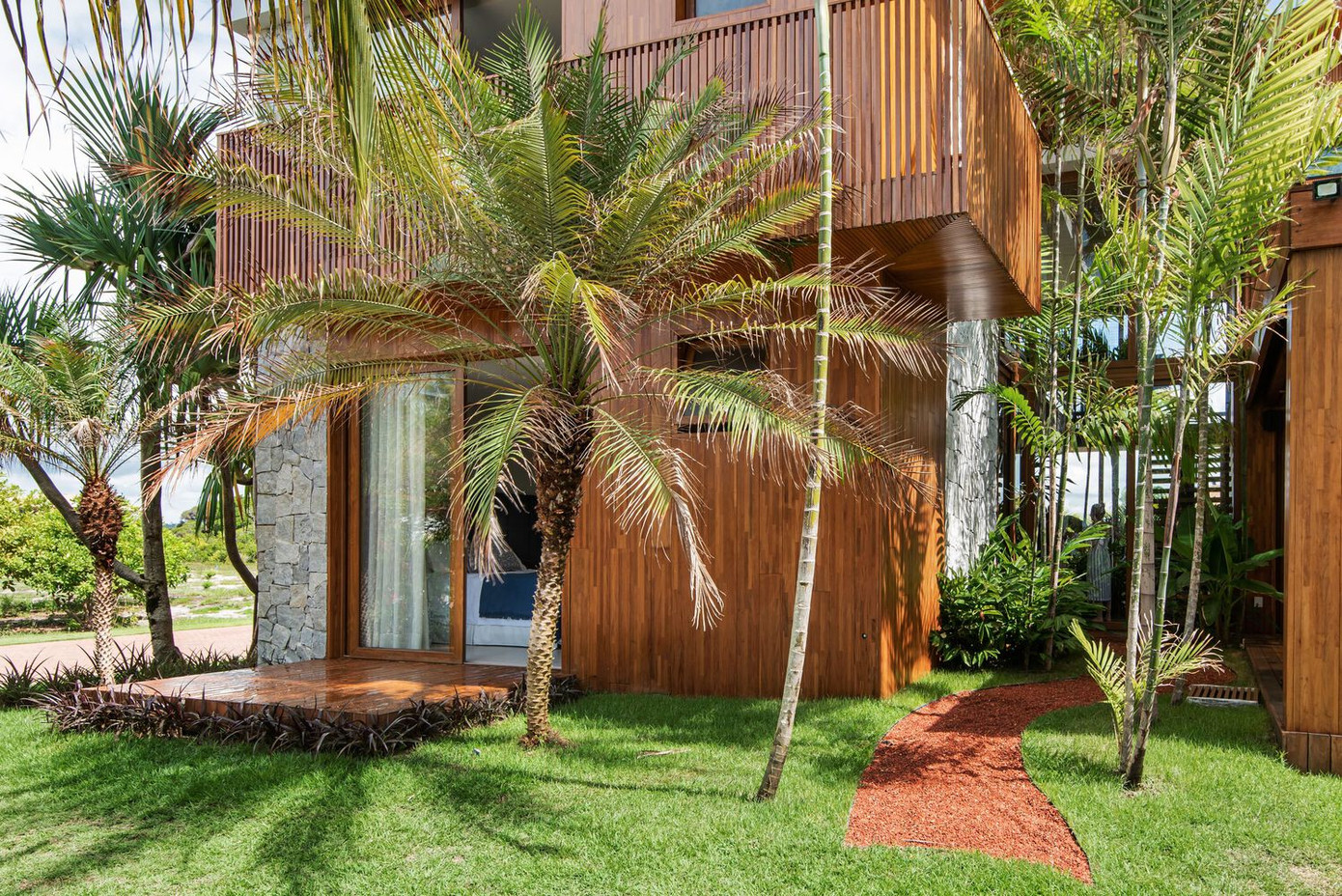 Nhờ các cửa kính mở mà không gian trong nhà và ngoài trời, giữa hiên, ban công, phòng khách và phòng ăn như được kết nối liền mạch, không có ranh giới. Nhờ các cửa kính mở mà không gian trong nhà và ngoài trời, giữa hiên, ban công, phòng khách và phòng ăn như được kết nối liền mạch, không có ranh giới.