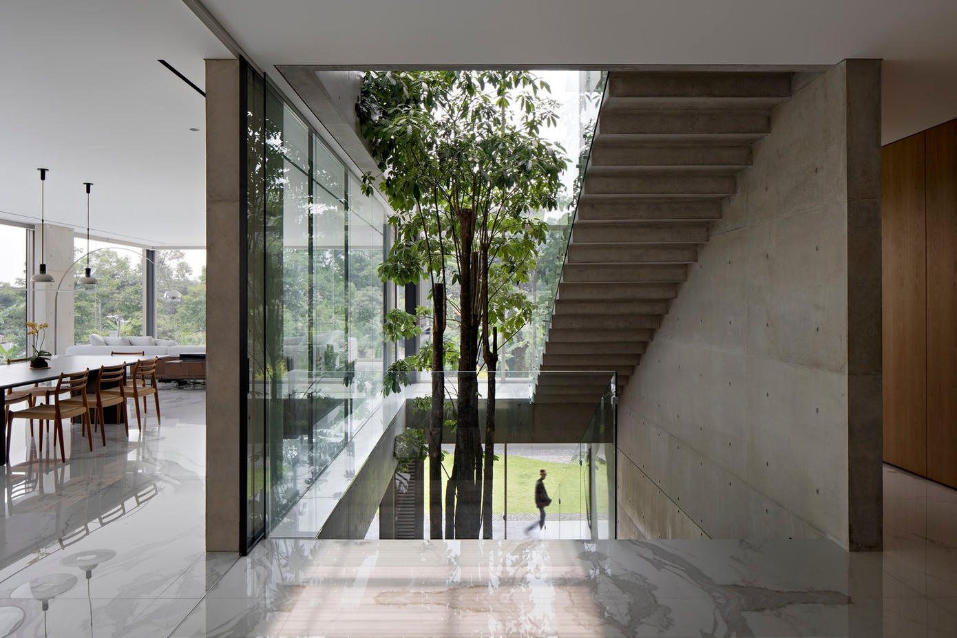 “Khu vườn” trong nhà với những cây xanh vươn tới tầng hai đóng vai trò là “lá phổi xanh”, giúp điều hòa luồng khí và mang lại bầu không khí trong lành cho toàn bộ ngôi nhà.