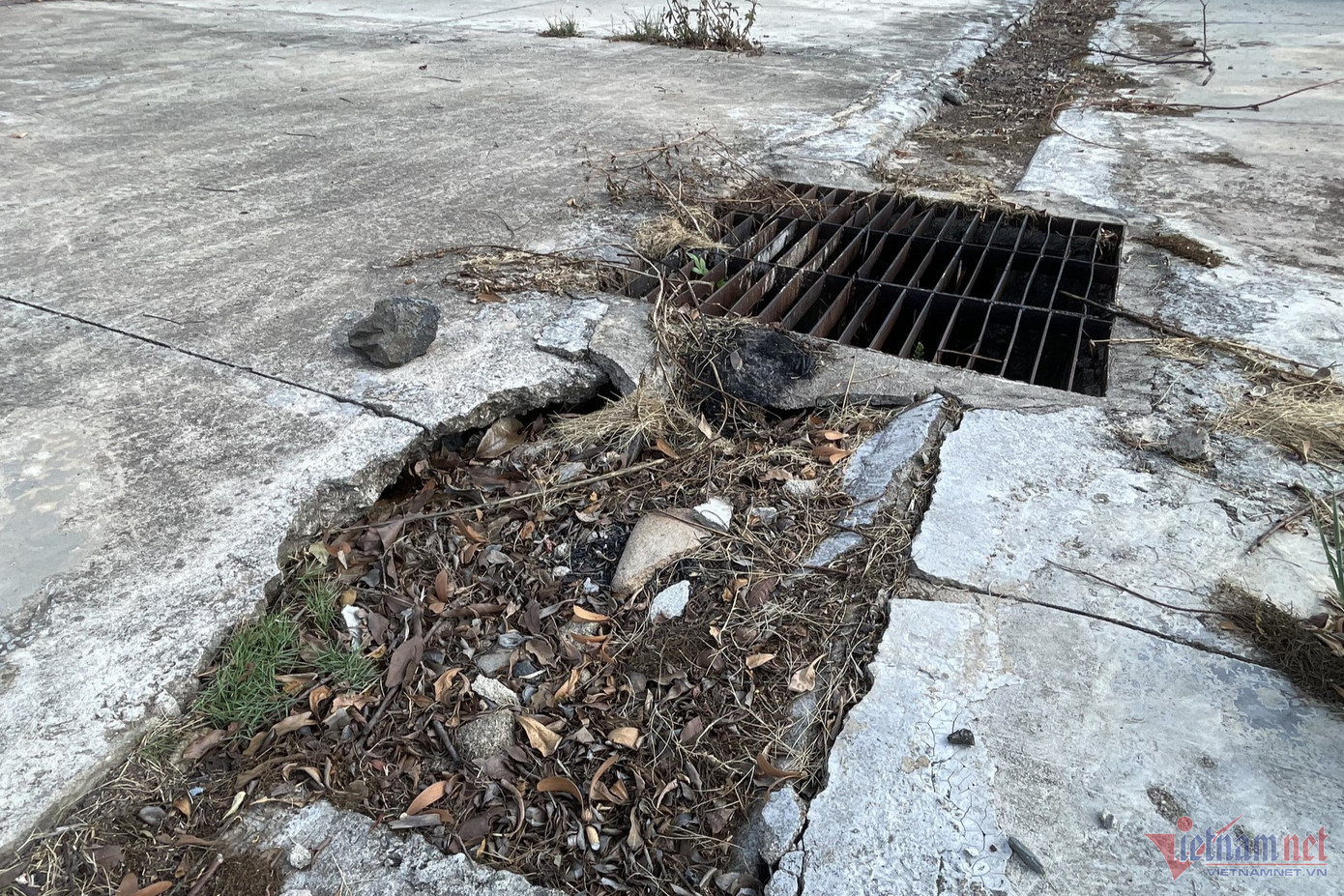 Khu vực sân bê tông xuống cấp. Ảnh: Hải Dương. Khu vực sân bê tông xuống cấp. Ảnh: Hải Dương.