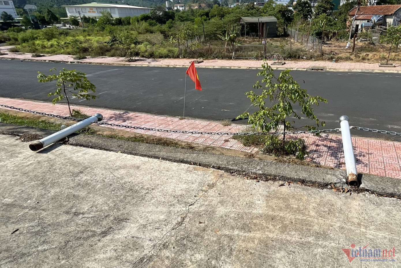 Nhiều cọc hàng rào bị đổ la liệt. Ảnh: Hải Dương. Nhiều cọc hàng rào bị đổ la liệt. Ảnh: Hải Dương.