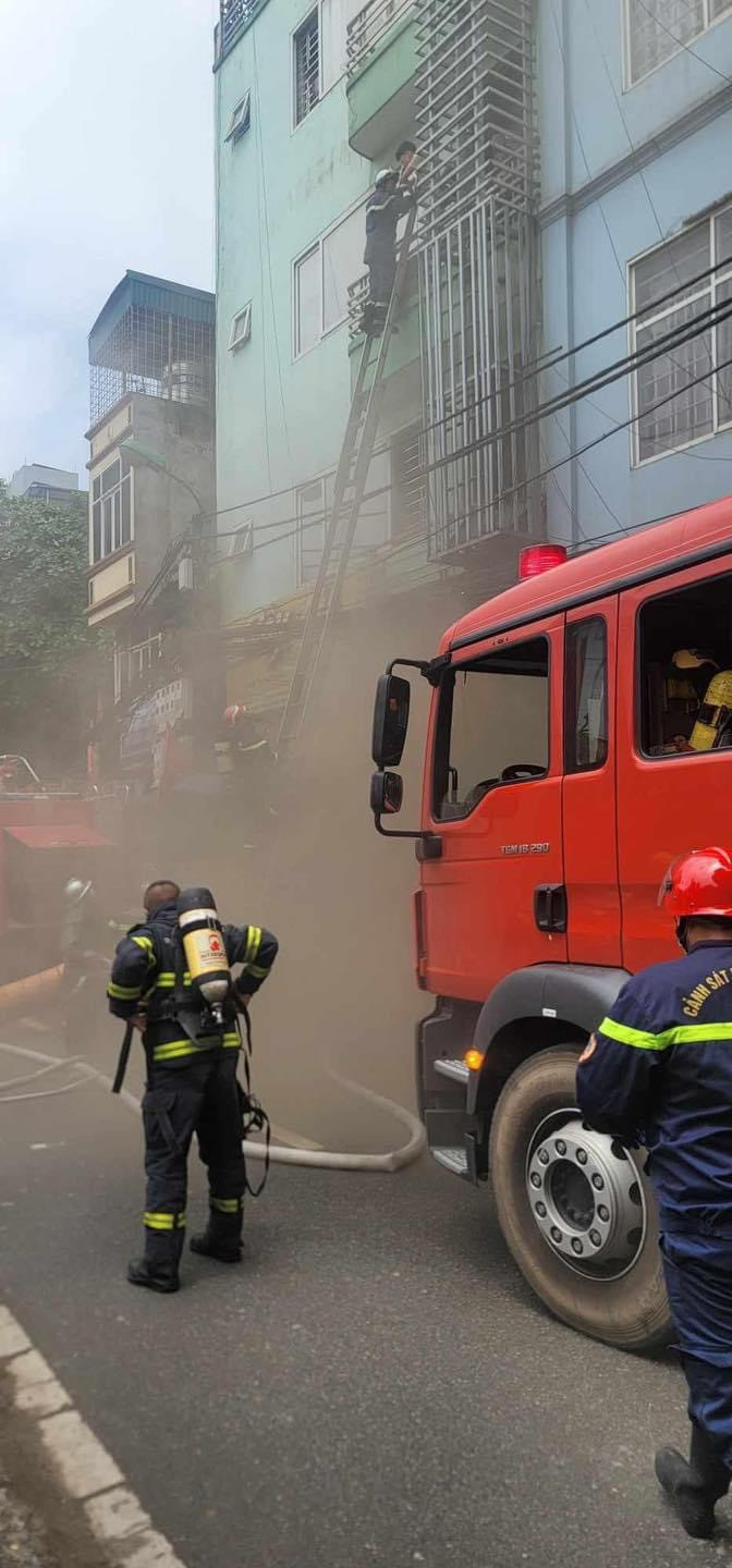 Trưa 19/5, nhiều người thuê căn hộ tại tòa chung cư mini 9 tầng trên phố Quan Nhân phát hiện có khói đen bốc ra từ tầng 4 nên hoảng hốt bỏ chạy. (Ảnh: Internet)