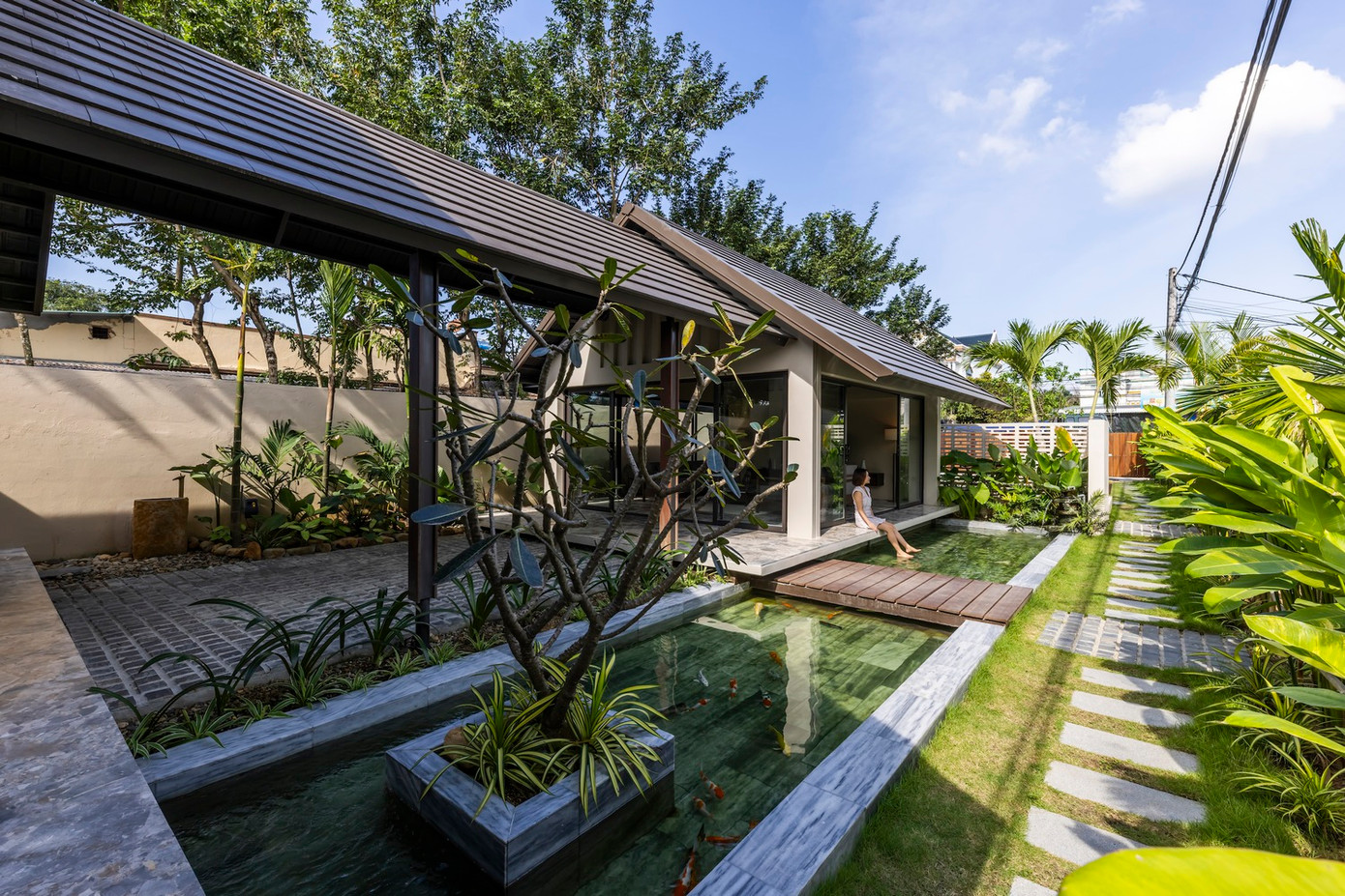 Dù được phân ra thành những không gian riêng biệt nhưng từng khu của ngôi nhà đều được kết nối bằng sân hiên, để những thành viên trong gia đình luôn cảm nhận được sự kết nối và thân mật khi sinh hoạt tại đây.