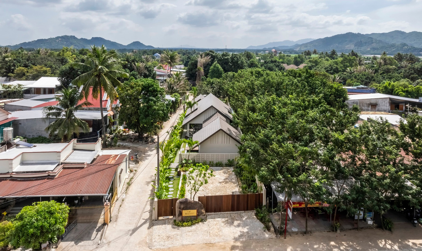 Ngôi nhà tọa lạc trên một khu đất rộng 600m2, được thiết kế một cách liền mạch với không gian xanh mát, với các thiết bị hiện đại, phục vụ cuộc sống tiện nghi cho cả gia đình.