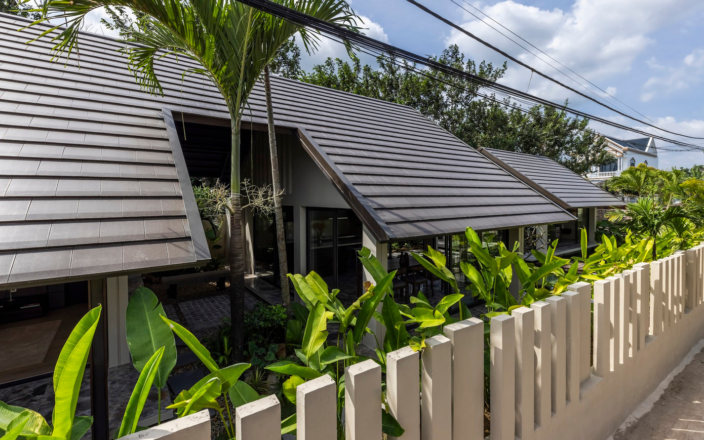 Thách thức lớn nhất của kiến trúc sư là ngôi nhà ở khá gần với tuyến đường địa phương đông đúc dễ gây ô nhiễm không khí, ô nhiễm tiếng ồn. Để giảm thiểu điều này, kiến trúc sư đã thiết kế ngôi nhà tọa lạc về phía sau khu đất, hướng ra một con hẻm yên tĩnh, với lối thiết kế này, ngôi nhà có thể đón ánh sáng mặt trời và không khí trong lành vào buổi sáng.