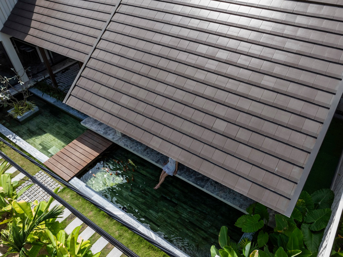 Phía trước ngôi nhà là vị trí của bãi đậu xe, giúp ngôi nhà cách xa con đường ồn ào, mang lại sự yên tĩnh, thư thái cho chủ nhân của ngôi nhà.