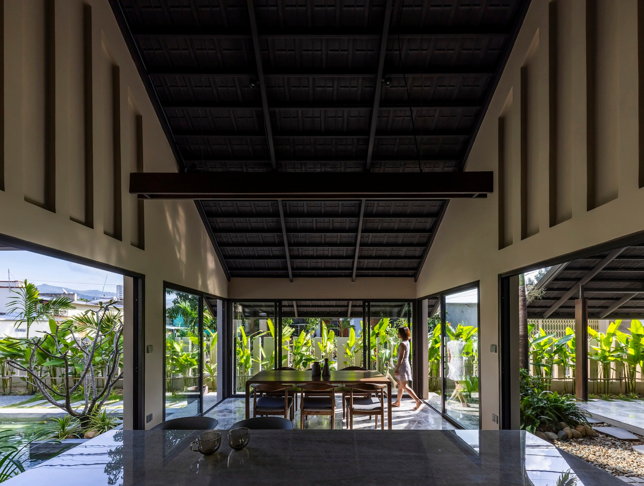 Được hoàn thiện với tông màu đất ấm áp, ngôi nhà toát lên vẻ ấm cúng nhưng tinh tế, kết hợp với nội thất tối giản đã tạo nên sự hòa hợp hoàn hảo về thị giác cho ngôi nhà.