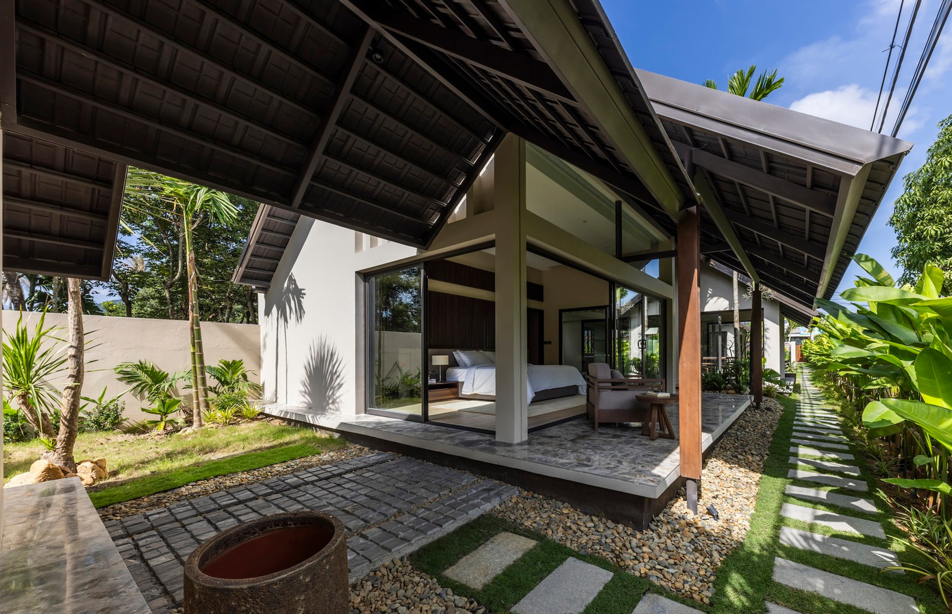 Ngôi nhà mang đến một thông điệp mạnh mẽ về xu hướng “chữa lành tâm hồn" khi xây dựng những nơi nghỉ dưỡng yên tĩnh ở vùng ngoại ô Việt Nam, giúp chủ nhân ngôi nhà có những phút giây thoát khỏi sự hỗn loạn đô thị. Đồng thời, đây là mẫu nhà thúc đẩy tính bền vững thông qua việc sử dụng vật liệu và thiết kế hòa hợp với môi trường xanh mát của tự nhiên.