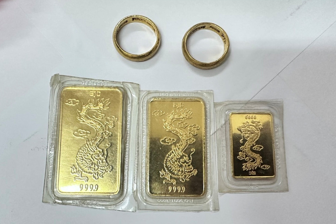 Số vàng được phát hiện trong túi quần áo cũ. Ảnh: Đức Hùng Số vàng được phát hiện trong túi quần áo cũ. Ảnh: Đức Hùng