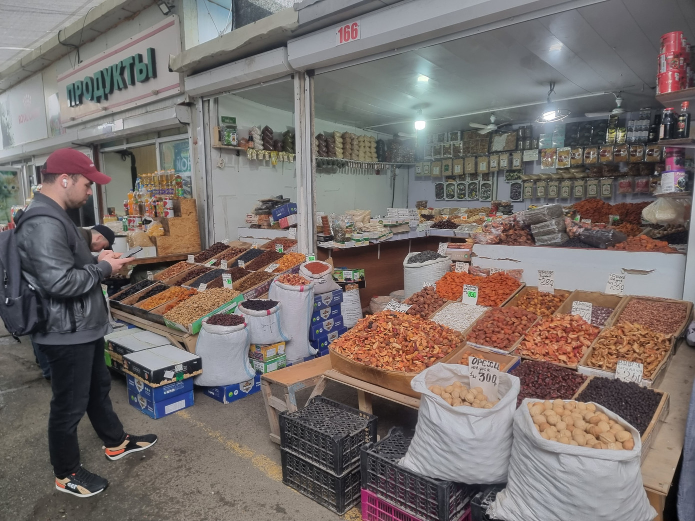 Trong các chợ truyền thống và siêu thị của khu vực Viễn Đông, các dòng sản phẩm chế biến từ sữa và hoa quả sấy chiếm ưu thế. Ảnh: An Lâm