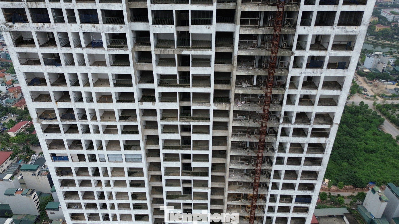 Không chỉ chậm tiến độ liên tục, dự án còn bị ngân hàng PVComBank siết nợ vào năm 2018, do không thực hiện đúng các cam kết về thanh toán với ngân hàng. Từ đó đến nay, không có dấu hiệu thi công nào được ghi nhận.