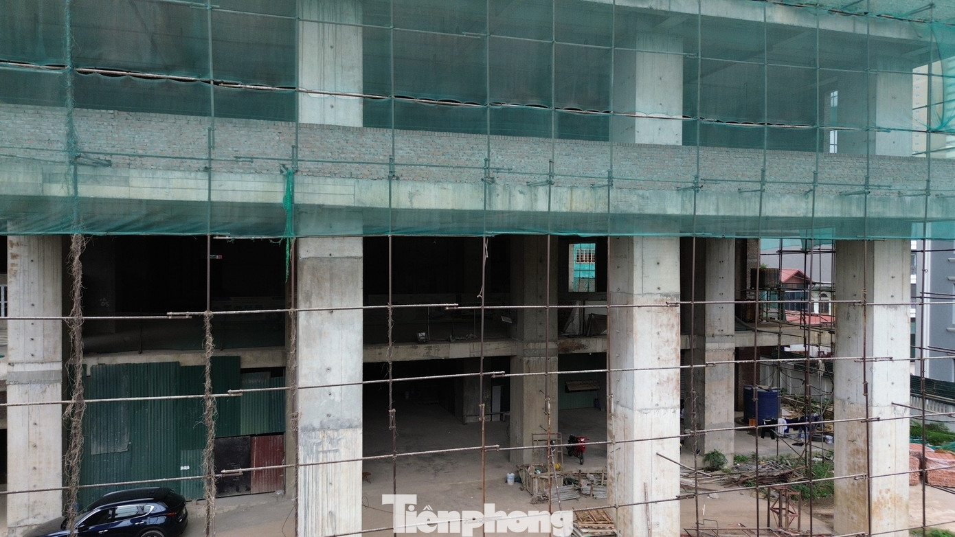 Hay dự án Golden Millennium Tower ở số 110 đường Trần Phú (phường Mỗ Lao, quận Hà Đông), do Công ty Cổ phần tư vấn Đầu tư Xây dựng Ba Đình làm chủ đầu tư cũng đang cho thấy các dấu hiệu thi công lại.