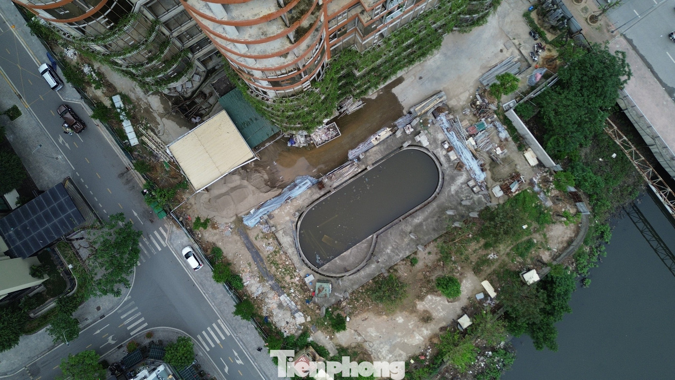 Ghi nhận thực tế, sau nhiều năm, các hạng mục đã xuống cấp tương đối rõ rệt. Khu vực bể bơi rêu mốc, các cột móng, hàng rào và sắt thép tập kết trong sân cũng đã hoen gỉ theo thời gian.