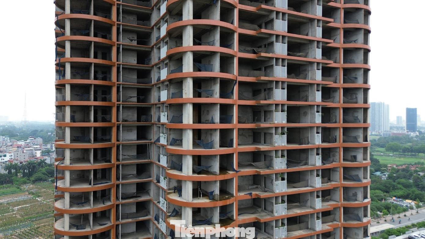 Ghi nhận thực tế, sau nhiều năm, các hạng mục đã xuống cấp tương đối rõ rệt. Khu vực bể bơi rêu mốc, các cột móng, hàng rào và sắt thép tập kết trong sân cũng đã hoen gỉ theo thời gian.