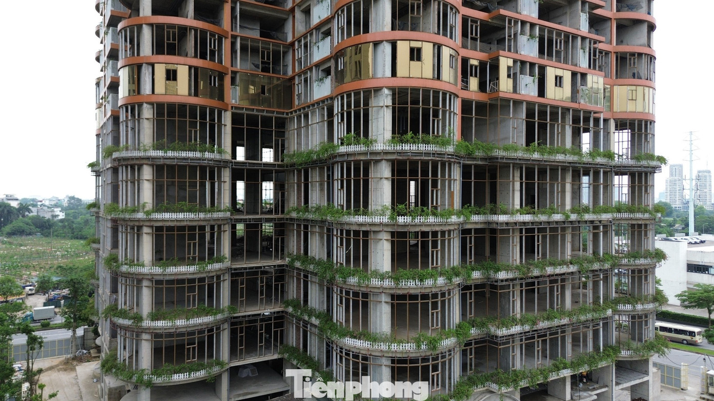 Trong những quý gần đây, giá nhà chung cư tại Hà Nội đang chứng kiến mức tăng chóng mặt khiến giấc mơ sở hữu nhà của người lao động ngày càng khó khăn. Một trong những nguyên nhân của tình trạng này là do việc nguồn cung thiếu hụt dẫn đến mất cân bằng thị trường, đẩy giá nhà tăng cao. Trong bối cảnh này, có một số dự án chung cư bỏ hoang lâu năm lại có dấu hiệu rục rịch thi công trở lại.