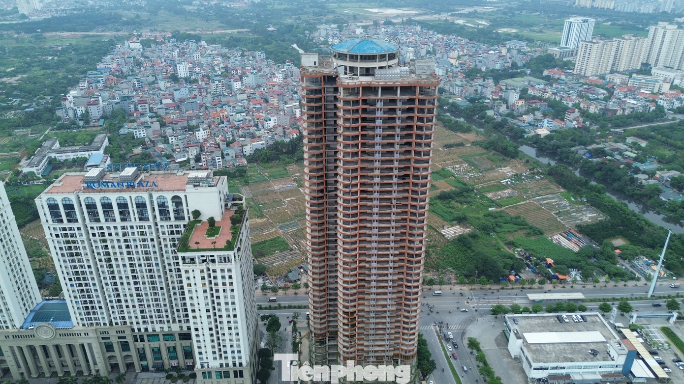 Với chiều cao 45 tầng, gồm 490 căn hộ cùng hàng loạt tiện ích...QMS Tower từng được kỳ vọng cung cấp môi trường sống đẳng cấp, chất lượng.