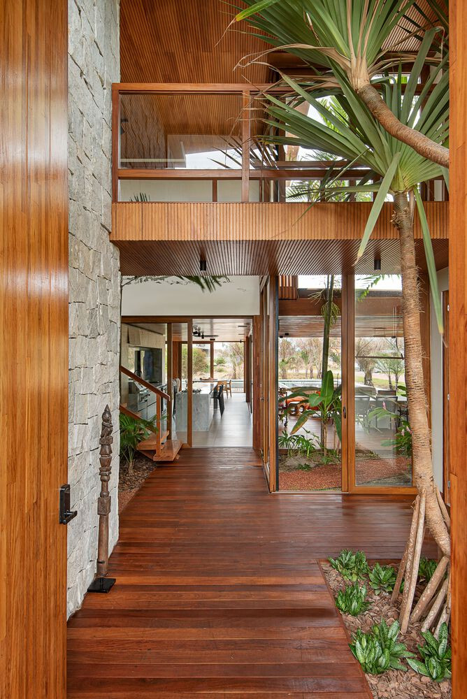 Để ngôi nhà được thông gió tốt nhất có thể, kiến trúc sư thiết kế các cửa kính mở để không khí và gió biển lưu thông khắp các không gian. Để ngôi nhà được thông gió tốt nhất có thể, kiến trúc sư thiết kế các cửa kính mở để không khí và gió biển lưu thông khắp các không gian.