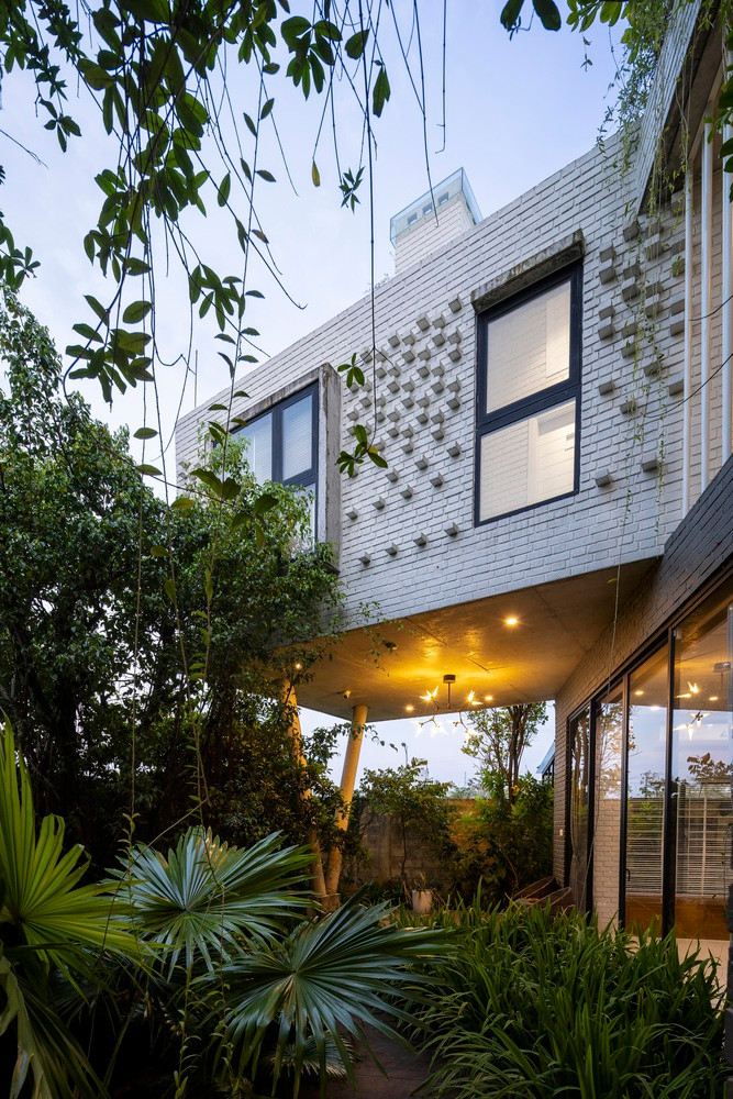 Từ ngoại thất đến nội thất, toàn bộ ngôi nhà được xây dựng bằng khối xi măng và đá mài truyền thống, tạo nên một không gian và hình thức kiến trúc gắn kết. Sự pha trộn hài hòa của những yếu tố này mang lại cho ngôi nhà vẻ mộc mạc và tinh tế.
