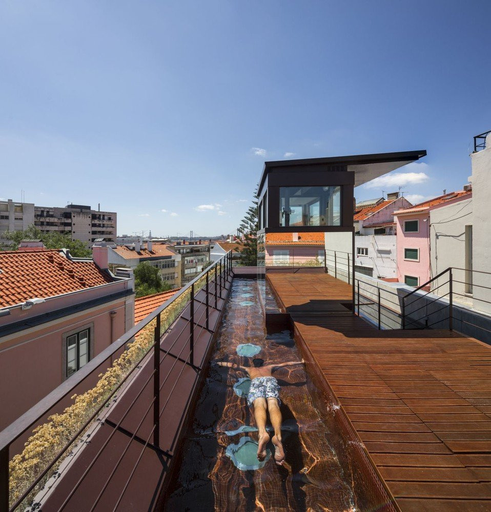 Khoảng sân này đóng vai trò như trái tim của ngôi nhà, tận dụng ánh sáng tự nhiên cho không gian nội thất, làm nổi bật lối vào chính và tạo ra sự kết nối hài hòa giữa không gian bên trong và bên ngoài.