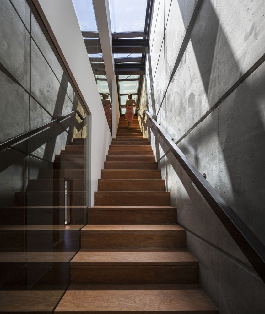 Cầu thang được bố trí nối liền tất cả các tầng – gợi nhớ đến thiết kế cầu thang nổi tiếng của Alfama, chạy dọc theo bốn bức tường và liên kết không gian sinh hoạt của toàn bộ ngôi nhà.