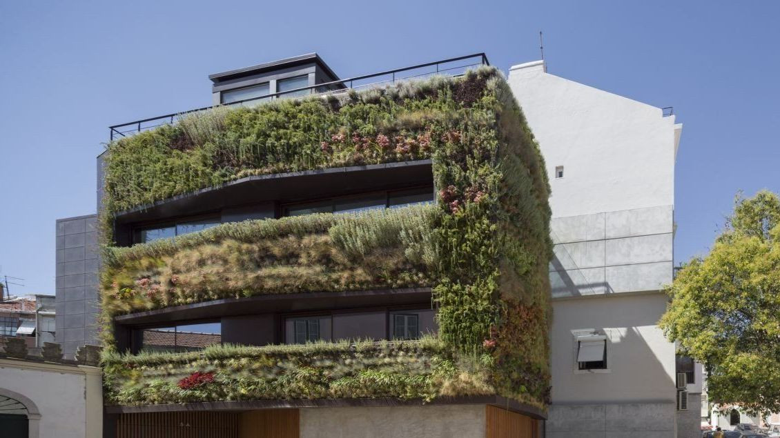 Bố cục của ngôi nhà được thiết kế khoa học với khu vực kỹ thuật và gara để xe có lối vào riêng biệt từ mặt đường. Tầng 1 là không gian sinh hoạt riêng tư, có tầm nhìn rộng rãi ra quảng trường và Đại sứ quán.