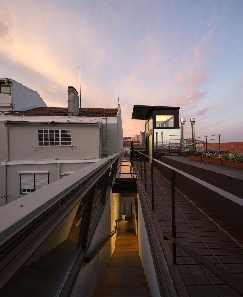 Tầng 2 là không gian sinh hoạt chung được kết nối liền mạch với sân thượng, mở rộng ra ngoài trời. Đứng ở bên hông ngôi nhà có thể quan sát toàn bộ thành phố, đem lại trải nghiệm điển hình ở Lisbon – sự kết nối gần gũi giữa các khu phố.