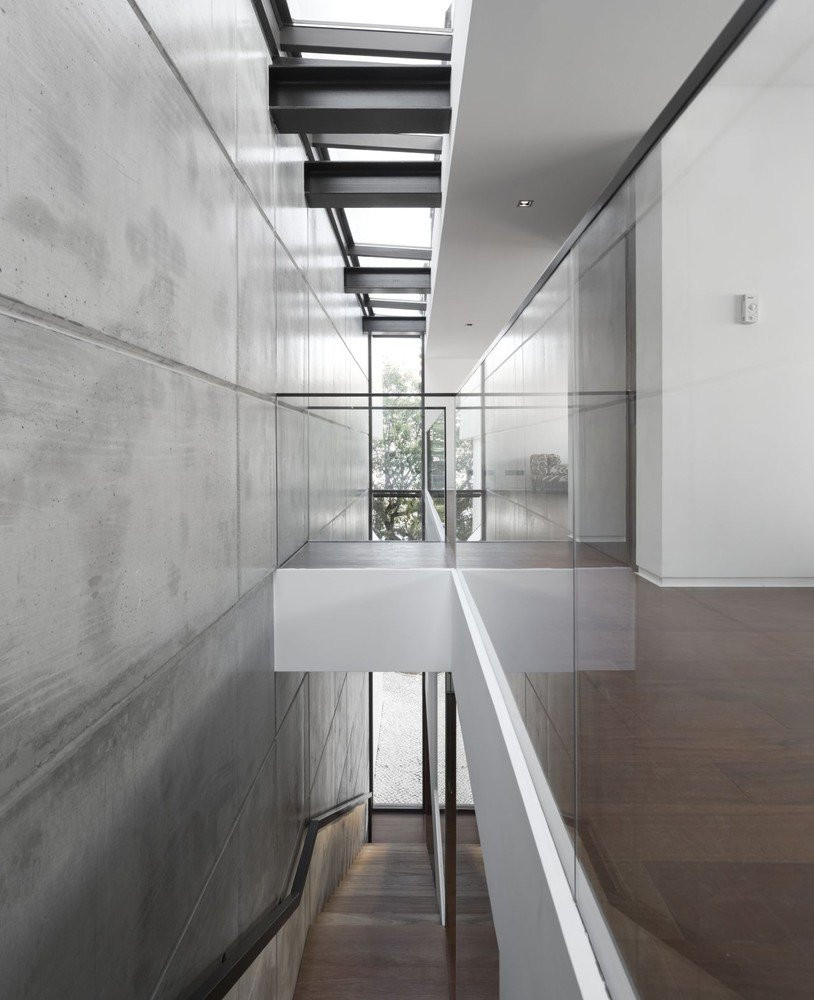 Tọa lạc giữa lòng thành phố sôi động, khu vườn thẳng đứng này tạo nên mối liên kết độc đáo với thiên nhiên và mang đến bầu không khí trong lành cho toàn bộ ngôi nhà.