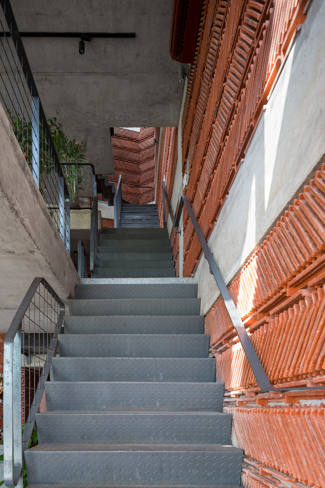 Hình ảnh ấn tượng của ngôi nhà được tạo nên từ ngói.